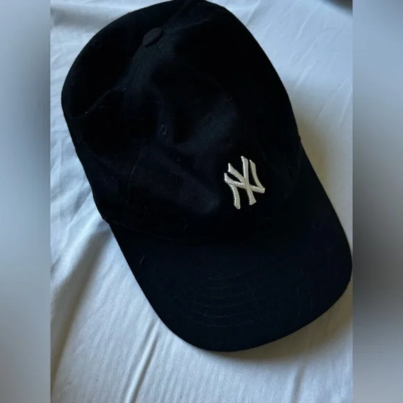 MLB Korea New York Yankees Black and White Logo Baseball Cap - Picture 1 of 3